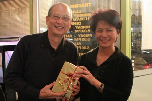 Honorary Advisor Mr James Chong won the grand prize in the lucky dip. The prize was a gift from Committee member Lily Kong-Yit, who presented the winner with the prize!